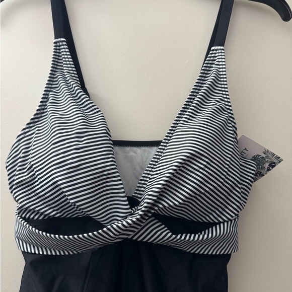 Chic Black and White One Piece Swimwear - Picture 3 of 5